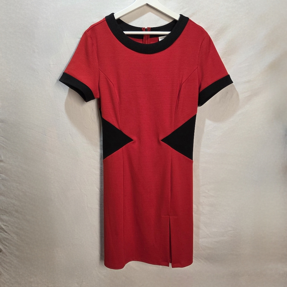 Flattering Bold Red And Black Sheath Dress Round Neck Geometric Slimming Size M